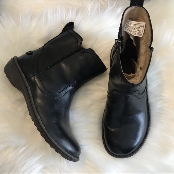 UGG Shoes - UGG ankle leather Neevah boots